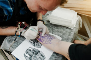 hombre haciendo tatuaje en un salón 