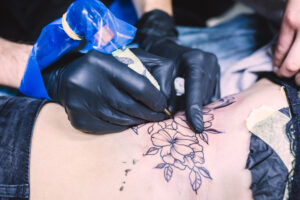 manos-haciendo-tatuaje-maquina-tendencias