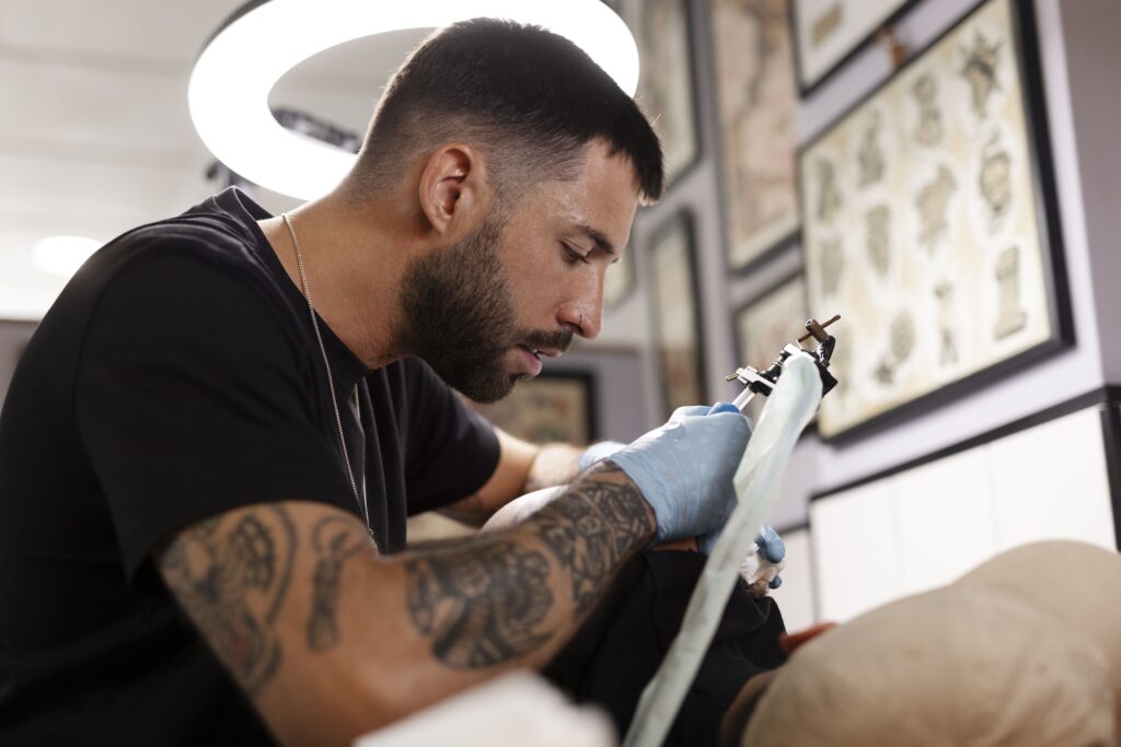 tatuador trabajando